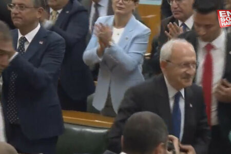 Kemal Kılıçdaroğlu stand beim Clustertreffen unter Applaus auf dem Podium.