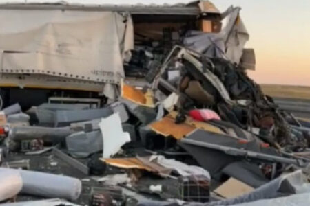 Lkw-Fahrer ist in Aksaray am Steuer eingeschlafen: Er prallte gegen 3 Lkw, 4 Menschen wurden verletzt