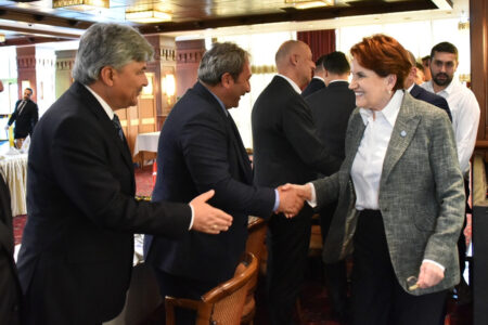 Meral Akşener traf sich beim Abendessen mit den Abgeordneten ihrer Partei