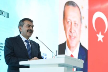 Minister Tekin sagte: „Es gibt solche Gemeindevorsteher, die den Bau unserer Schule besiegeln!“
