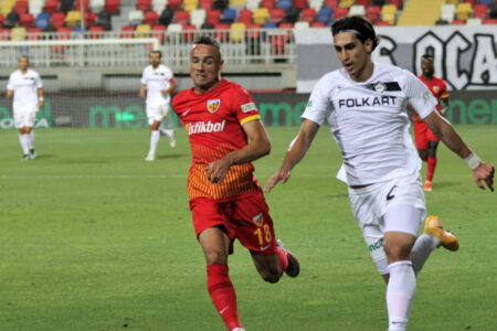 Mohammed Naderi aus Altay wurde zum FC Tractor transferiert