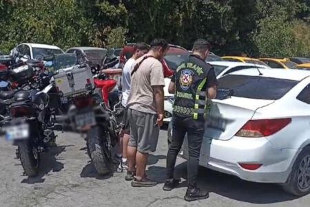 Motorradfahrer, die in Beyoğlu zwei Frauen im Tschador erschreckten, wurden gefasst
