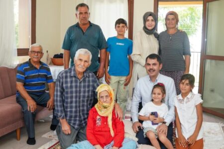 Murat Kurum vergaß das Paar nicht, dessen Haus beim Brand in Manavgat beschädigt wurde
