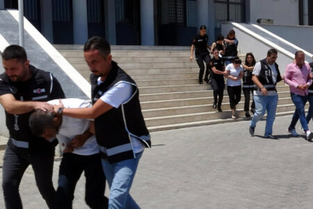 Nachdem sie ihm in Aydın Geld mit Zinsen gegeben hatten, entführten sie ihn und zwangen ihn, einen Schuldschein zu unterschreiben.
