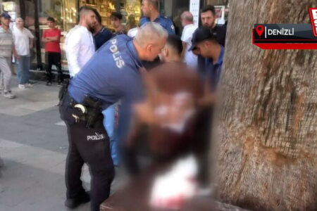 Polizeiteams auf Patrouille leisteten einem Bürger, der in Denizli erstochen wurde, Erste Hilfe.