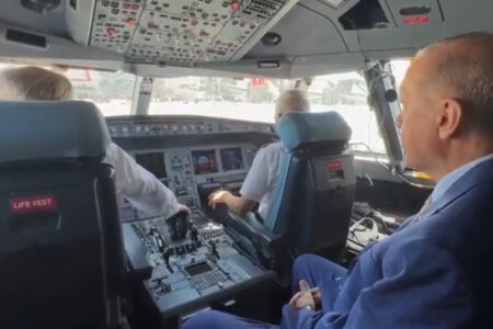 Präsident Erdoğan begleitete die Piloten bei der Landung auf dem renovierten Flughafen Ercan