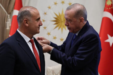 Präsident Erdoğan überreichte sein Abzeichen dem Bürgermeister von İncirliova, Aytekin Kaya.