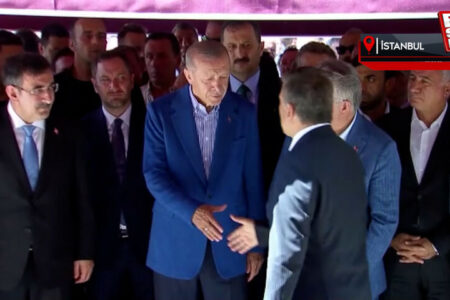 Präsident Erdoğan und Abdullah Gül trafen sich bei der Beerdigung der Mutter von Hayati Yazıcı