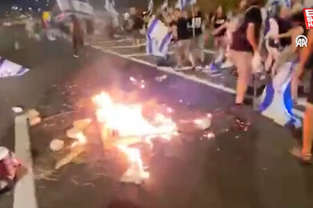 Reformgegner greift israelische Demonstranten mit Fahrzeug an