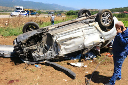 Schrecklicher Unfall in Tokat: Das Auto prallte gegen einen geparkten Kleinbus