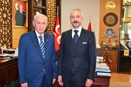 Sedat Şahin besuchte Devlet Bahçeli in seinem Büro