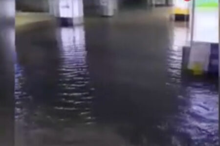 Starker Regen in China: U-Bahn-Station überflutet