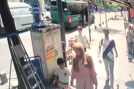 Steine ​​regneten vom Gebäude auf Bürger, die auf dem Bürgersteig in Çağlayan gingen