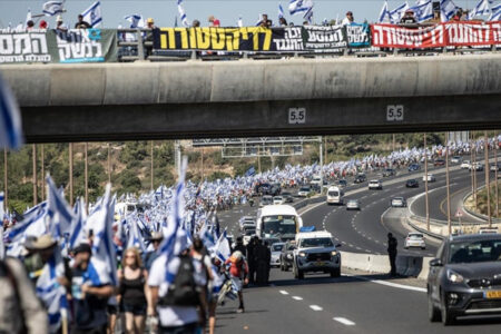 Tausende Menschen protestieren gegen die gerichtliche Regulierung in Israel und marschieren von Tel Aviv nach Westjerusalem