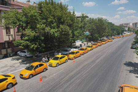 Taxifahrer, die Tarifinnovationen vornahmen, bildeten in Ankara eine lange Schlange