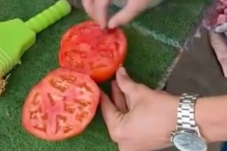 Tomatenspiel auf dem Markt: Er rieb Kirschen, um ihre Farbe zu ändern