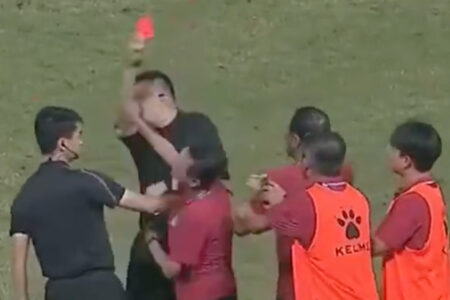 Trainer hat den Schiedsrichter in China geohrfeigt