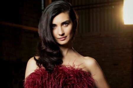 Tuba Büyüküstüns englische Darbietung