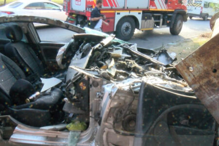 Unfall in Ataşehir!  Er traf zuerst die Stange, dann den Baum.