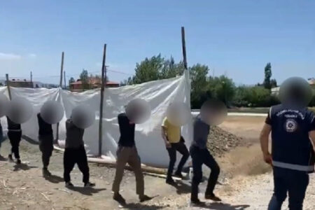 Unsystematische Einwanderer verließen das verlassene Gebäude, das durch Graben in Van errichtet wurde