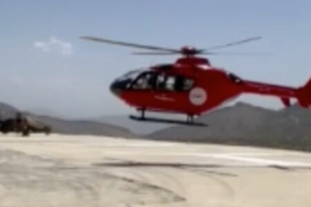 Von einer Schlange gebissener Bauer in Hakkari wurde mit dem Hubschrauber ins Krankenhaus gebracht