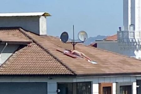 Während sie sich nackt auf dem Dach in Düzce sonnte, kamen Polizeigruppen.