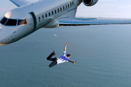 Was passiert, wenn man ohne Fallschirm aus einem fliegenden Flugzeug ins Meer springt?
