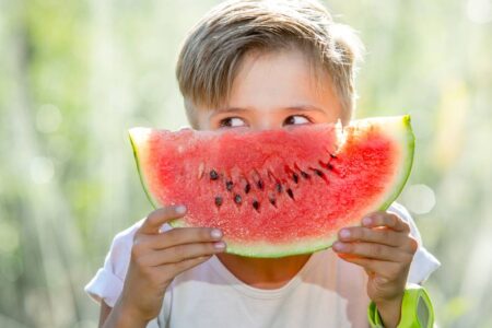 Wie behandelt man introvertierte Kinder?