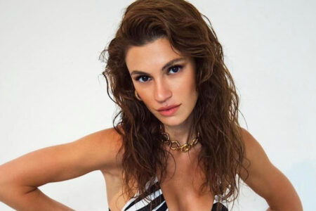 Yüsra Geyik entzündete das Feuer mit ihrer mutigen Bikini-Pose. „Das ist ein Feuerplatz.“