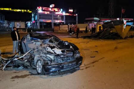 Bei dem Unfall, bei dem ein Auto und ein Pickup in Adana kollidierten, starb 1 Person