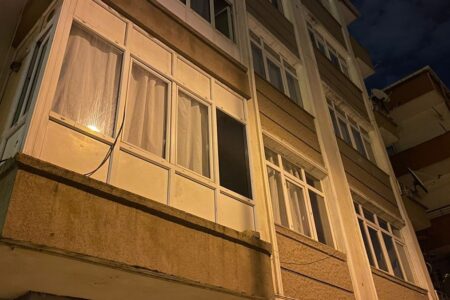 Das Gebäude in Güngören, Istanbul, dessen Balkon einstürzte, wurde evakuiert