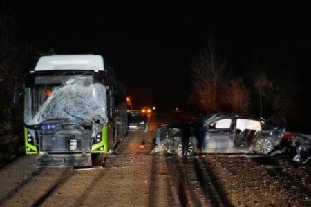 Der Fahrer des Autos, das in Kocaeli frontal mit einem Bus zusammenstieß, kam ums Leben