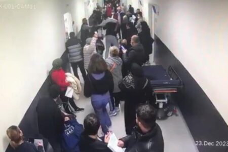 Der heftige Angriff auf den Arzt im Stadtkrankenhaus Okmeydanı wurde mit der Kamera festgehalten