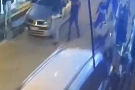 Der Moment, als ein leichtes Nutzfahrzeug in Mersin in eine kämpfende Menschenmenge prallte, wurde mit der Kamera festgehalten