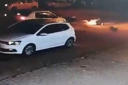 Die Momente, in denen ein Auto in Adana Fußgänger angefahren hat, wurden mit der Kamera festgehalten: 3 Verletzte