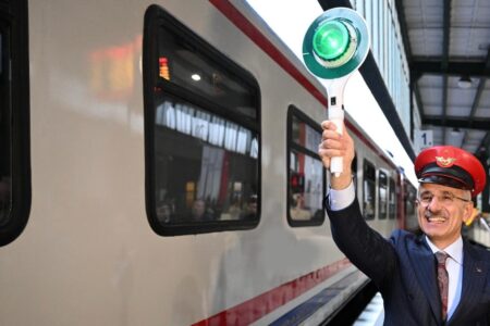 Die Ära des touristischen Eastern Express hat begonnen!  Abdulkadir Uraloğlu verabschiedete sich vom ersten Zug