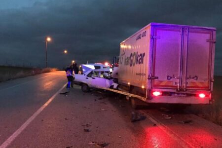 Eine Person starb bei einem Auto, das in Ankara frontal mit einem Kleintransporter kollidierte