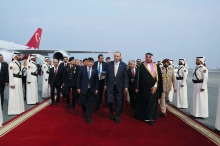 Katar ließ den deutschen Präsidenten warten und begrüßte Präsident Erdoğan mit Rosen