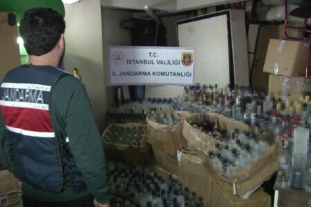 Scheinschnapsbetrieb vor Silvester in Istanbul: 5.000 750 Liter wurden beschlagnahmt