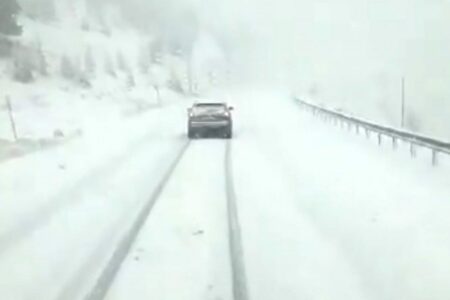 Starker Schneefall am Alacabel-Pass auf der Autobahn Antalya-Konya