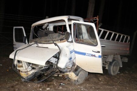 Bei dem Unfall, bei dem ein Pkw und ein Lkw in Antalya zusammenstießen, kam 1 Person ums Leben