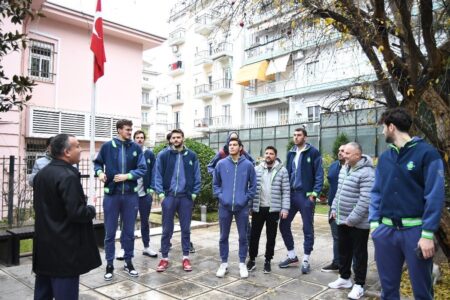 Besuch des Tofaş-Basketballteams in Atatürks Haus