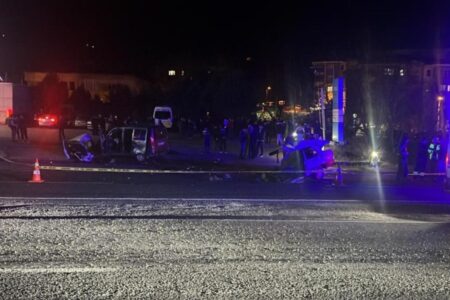 Das in den Unfall in Zonguldak verwickelte Auto wurde in zwei Teile geteilt: 1 Toter, 5 Verletzte