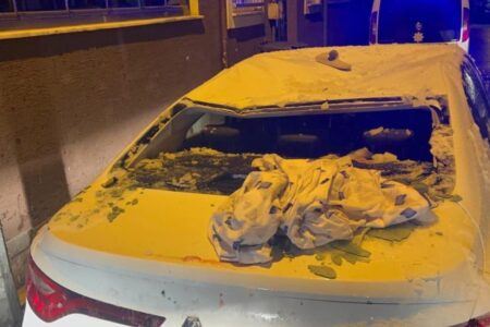 Die Person, die in Bursa aus dem 4. Stock auf das Auto fiel, wurde schwer verletzt