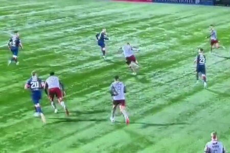 Ein außergewöhnliches Tor des Torhüters, der in Schottland erst spät ins Spiel kam!