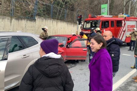 Eine Autofahrerin in Istanbul sah unter Tränen zu, wie der Mann, der sie angefahren hatte, behandelt wurde.