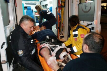 Eine Person, die in Samsun am Fluss saß, wurde mit Waffen angegriffen