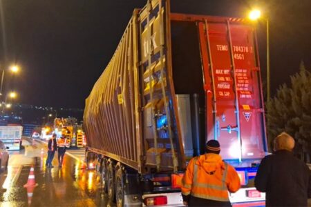 Feuerwehrmann bei Explosion in LKW-Anhänger in Kocaeli verletzt