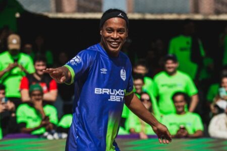 Fußballfans sind es gewohnt, ihn auf grünen Feldern zu sehen!  Diesmal stand Ronaldinho auf dem Podium