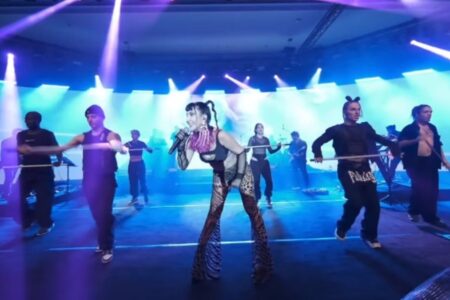 Hande Yener erregte mit ihrem Bühnenstil Aufmerksamkeit!  Den Musikerfans gefiel es sehr gut
